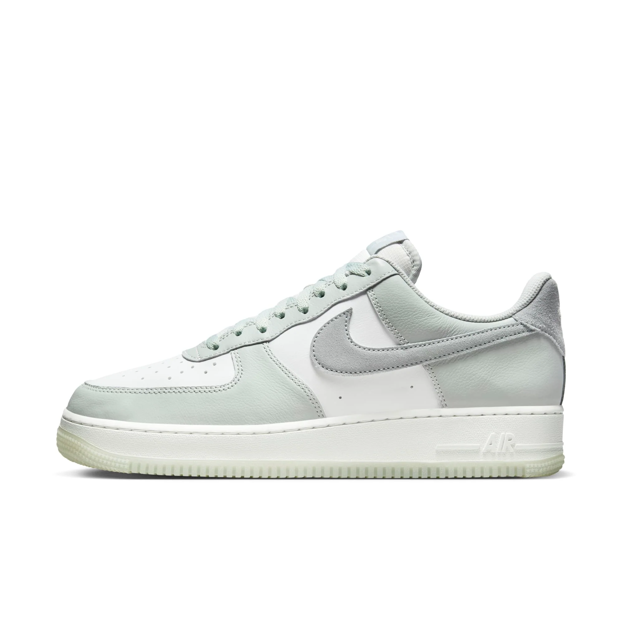 Smart Nike Men's Air Force 1 '07 Lv8 Sneakers Selected
