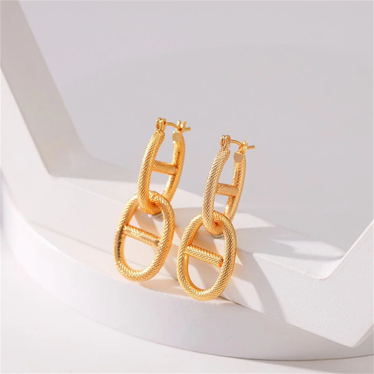 Efficient Goldtone Textured Chain Drop Earring Fashionable