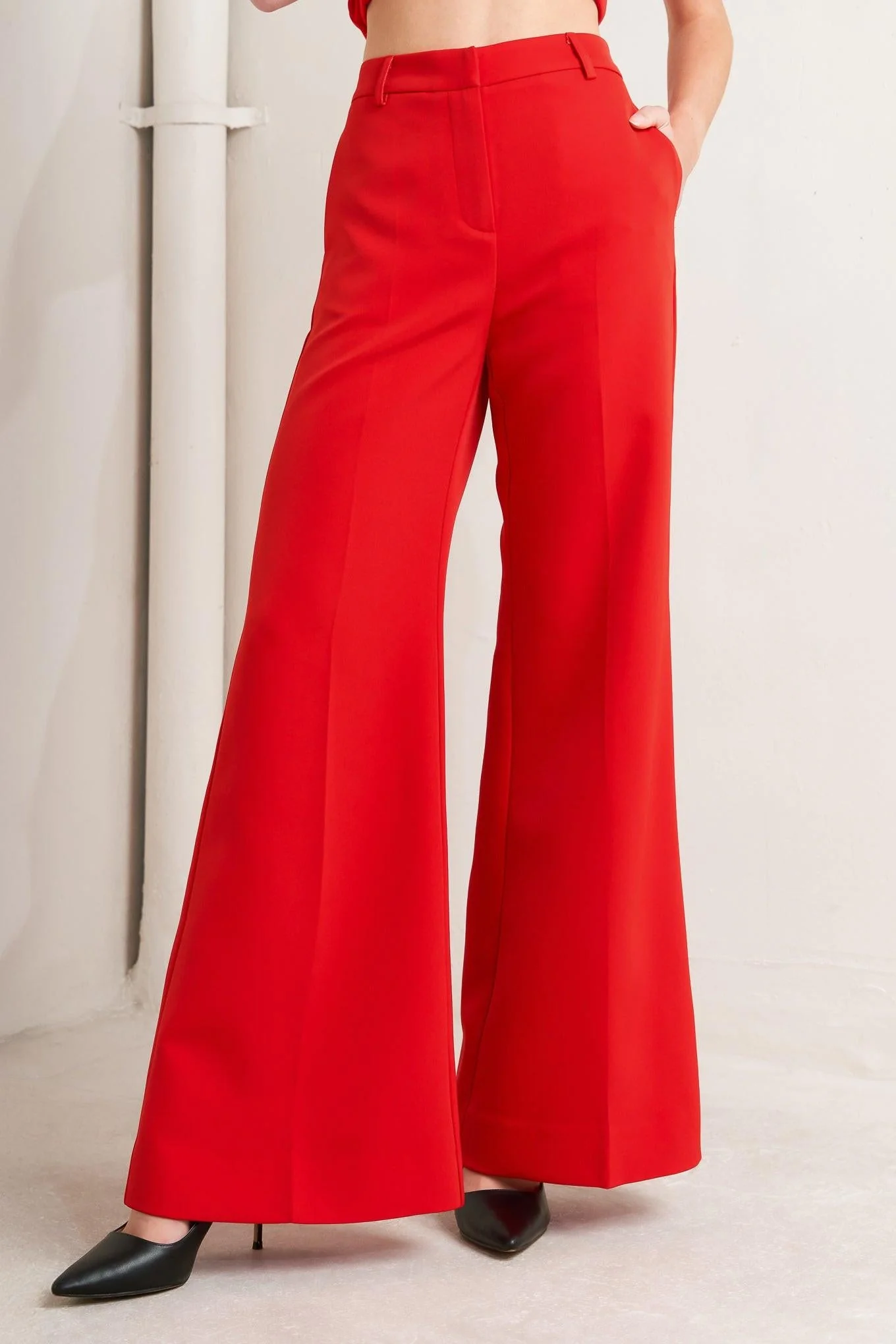 Soft Noir Contour Woven Pants Solid